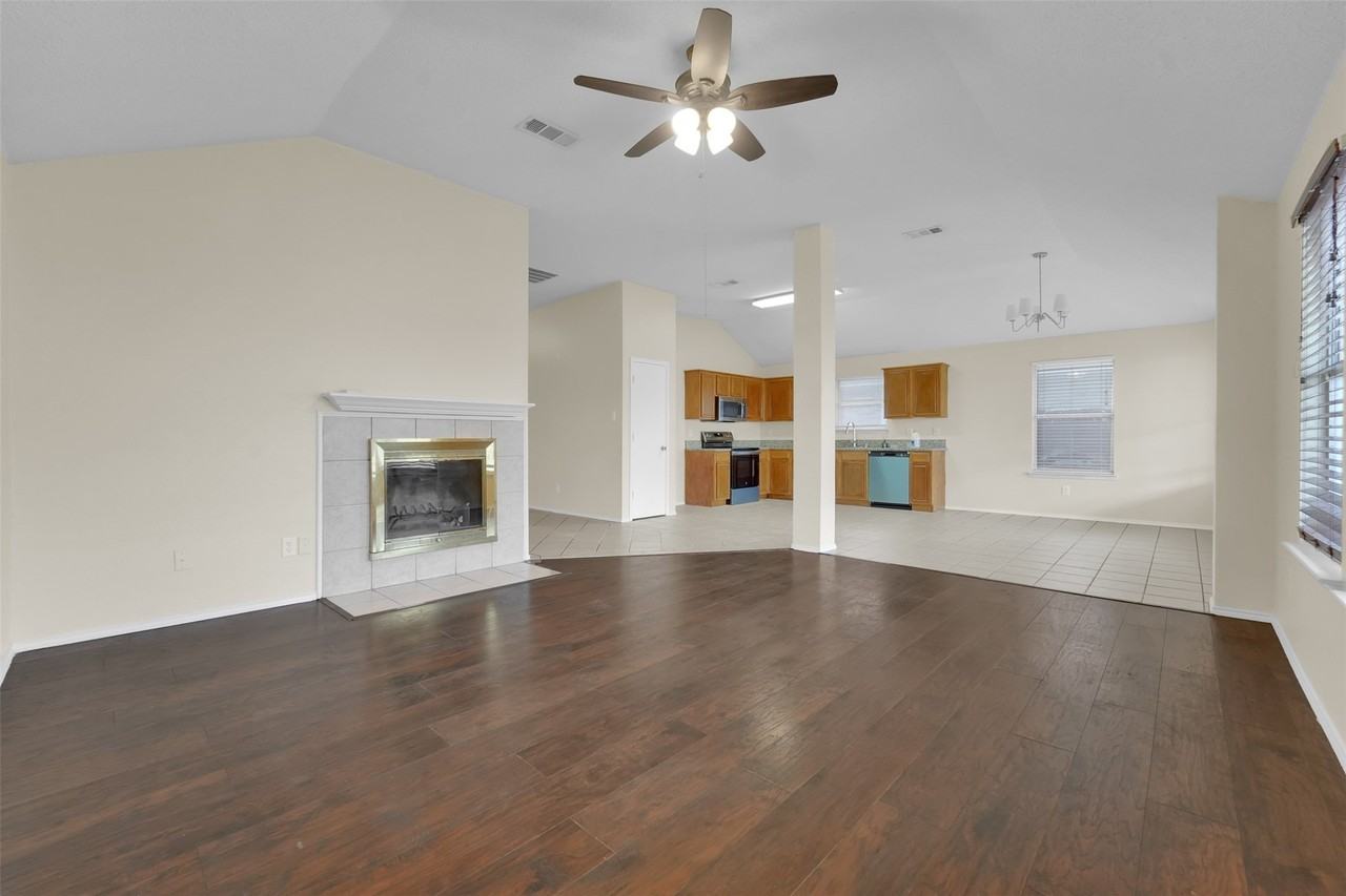 321 Dakota Dr - Photo 4 of 23