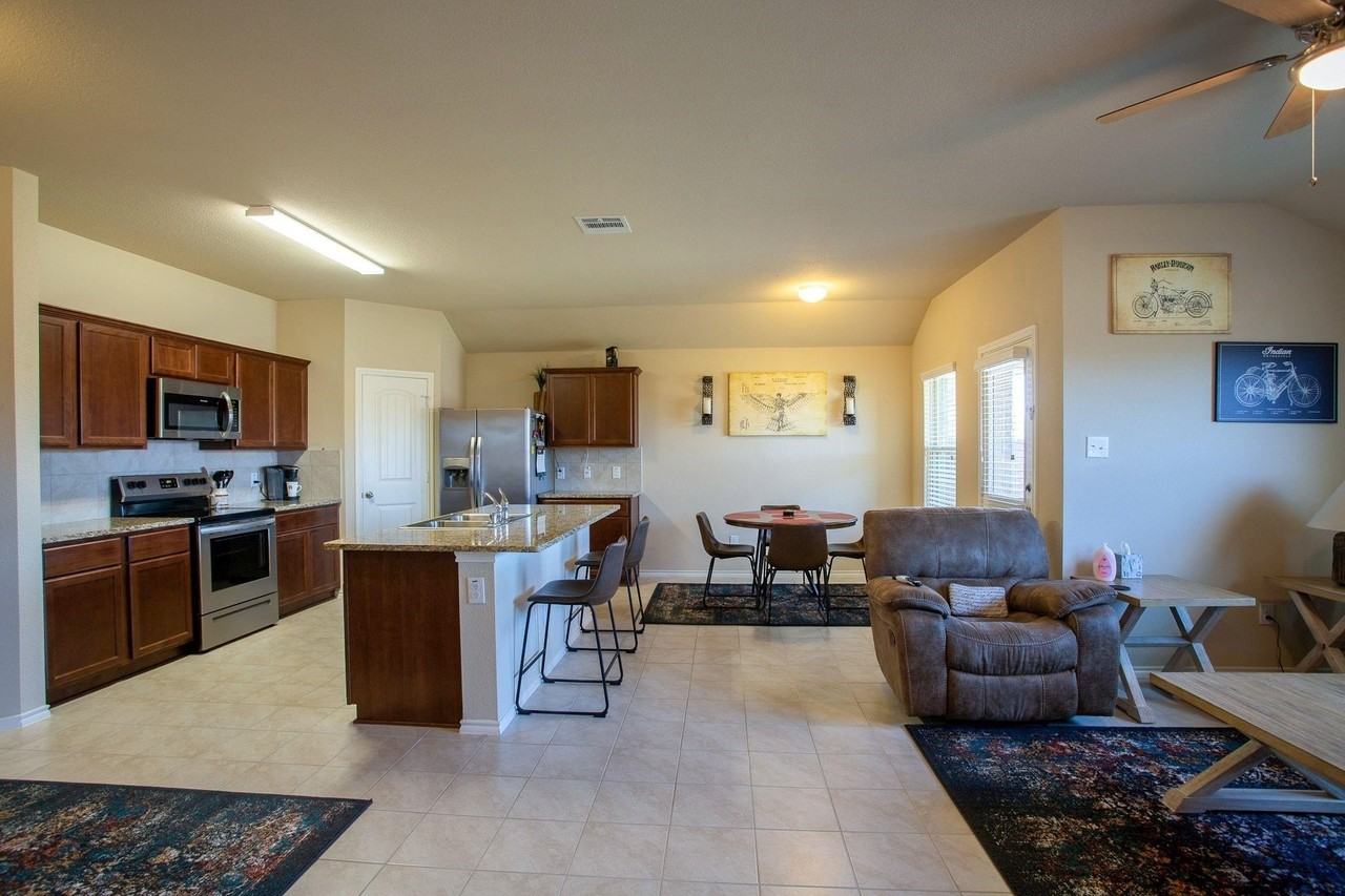 1063 Decker Dr - Photo 4 of 16