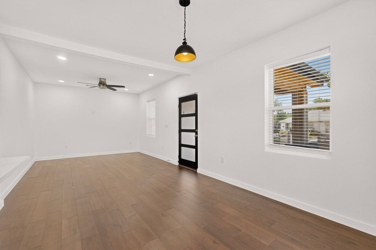 1100 S Brighton Ave - Photo 3 of 15