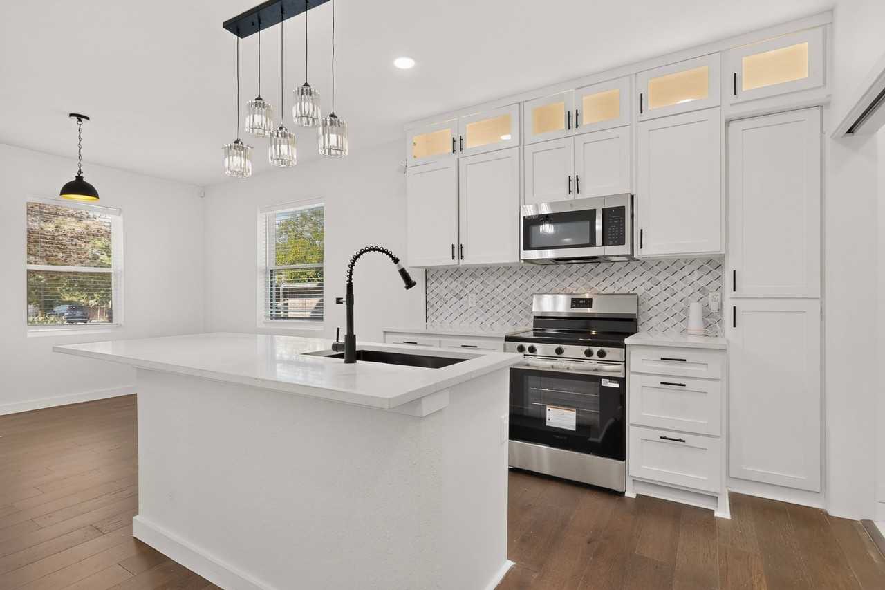 1100 S Brighton Ave - Photo 5 of 15