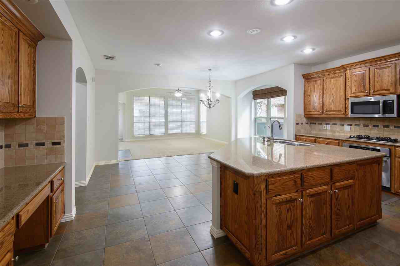 926 Sloan Dr - Photo 2 of 36