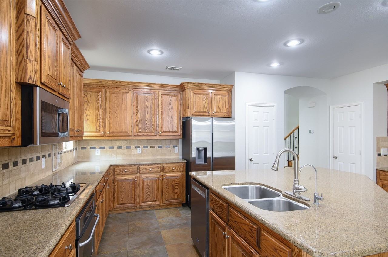 926 Sloan Dr - Photo 6 of 36