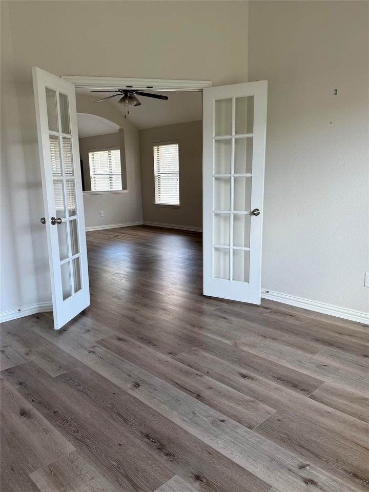 5709 Centeridge Ln - Photo 5 of 23