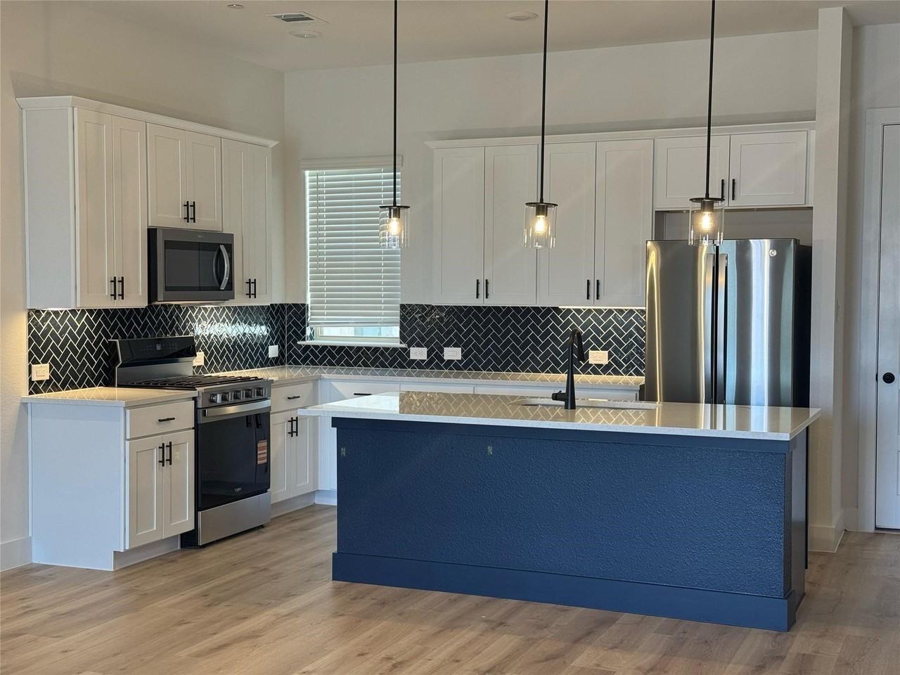 1220 Eureka Springs St - Photo 2 of 40