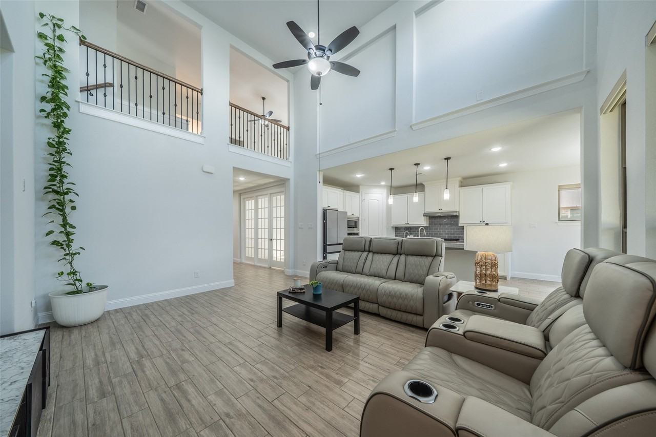 921 Bayberry Dr - Photo 3 of 37