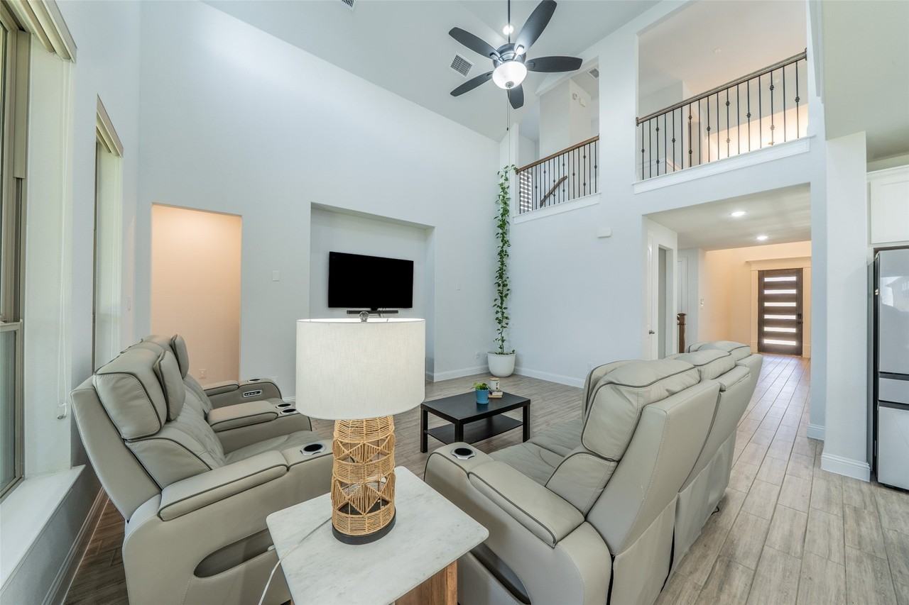 921 Bayberry Dr - Photo 4 of 37