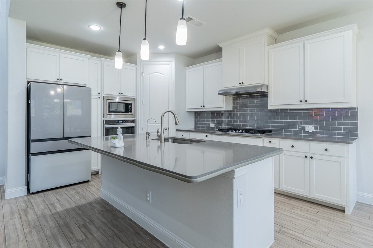 921 Bayberry Dr - Photo 5 of 37