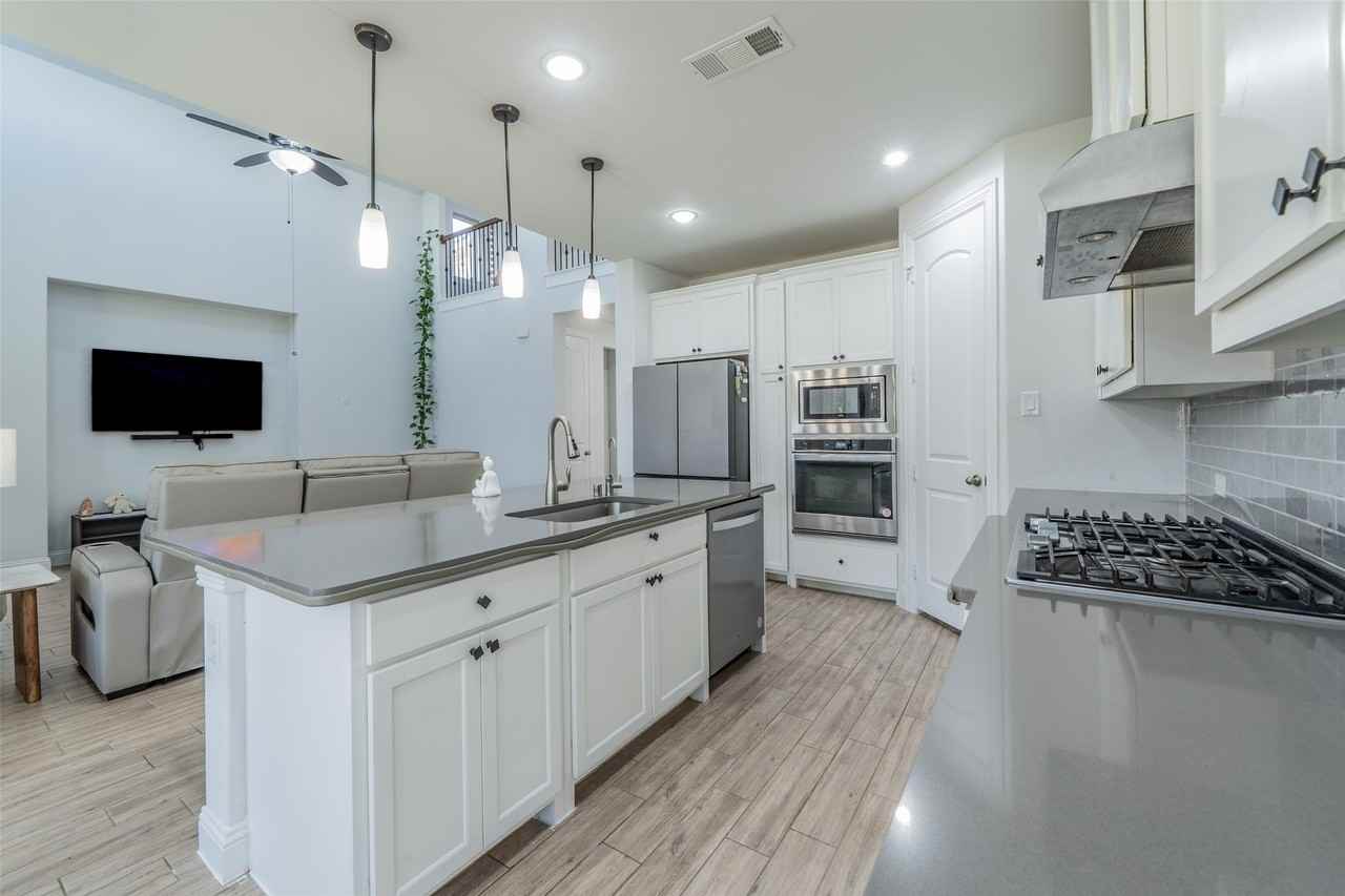 921 Bayberry Dr - Photo 6 of 37