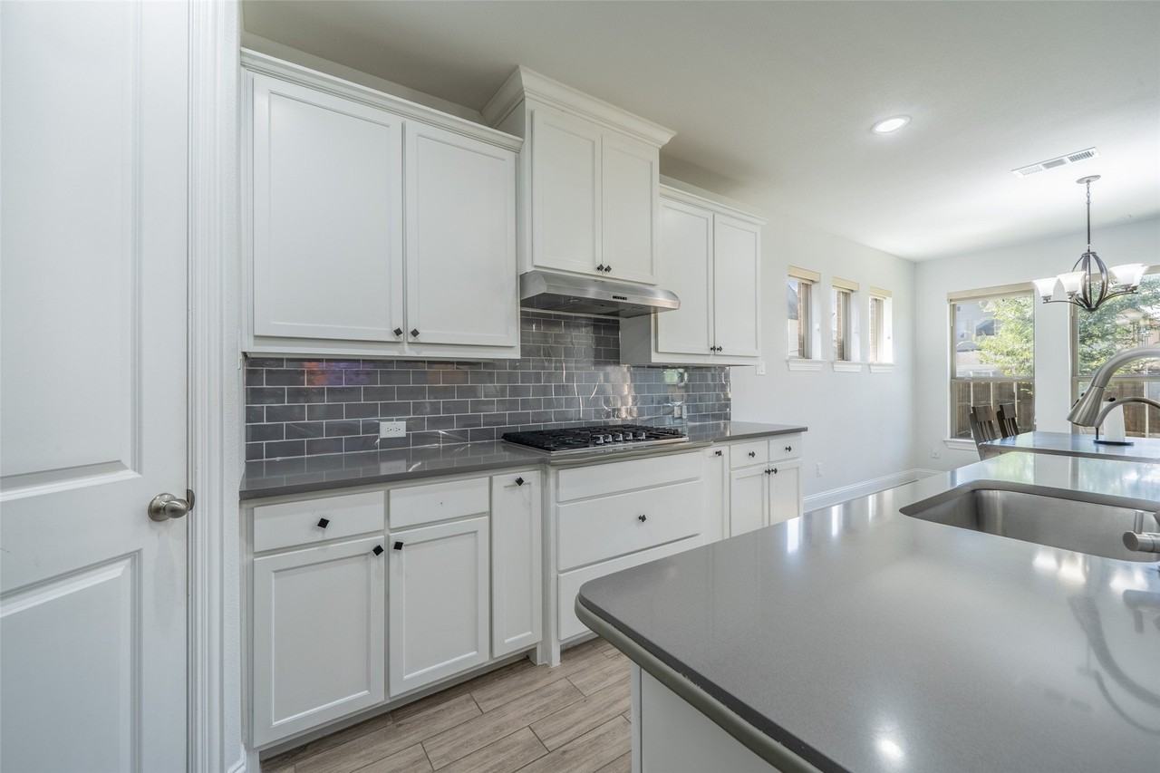 921 Bayberry Dr - Photo 7 of 37