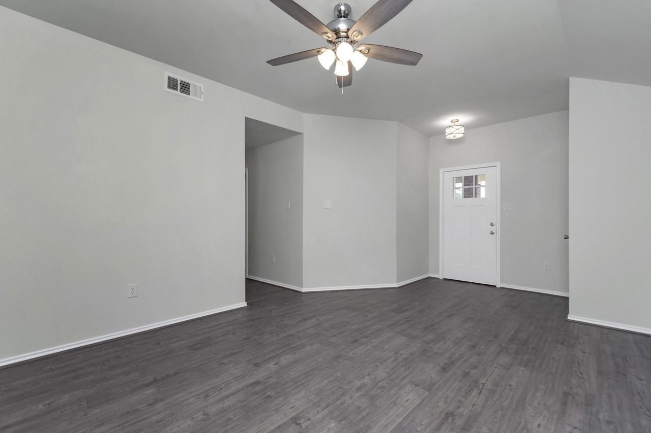 8112 Arbor Ave - Photo 4 of 30