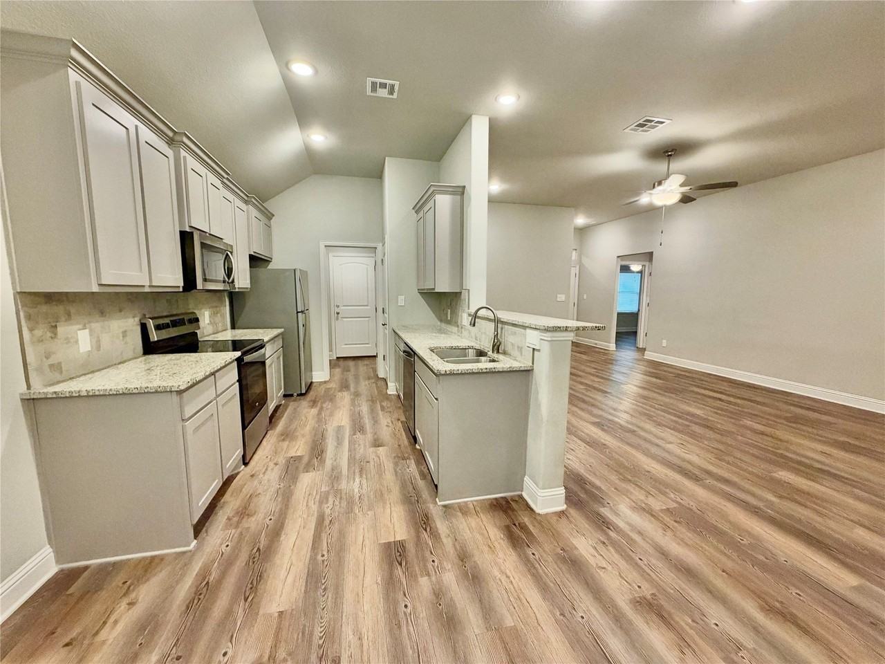 2915 Tulip Dr - Photo 3 of 32
