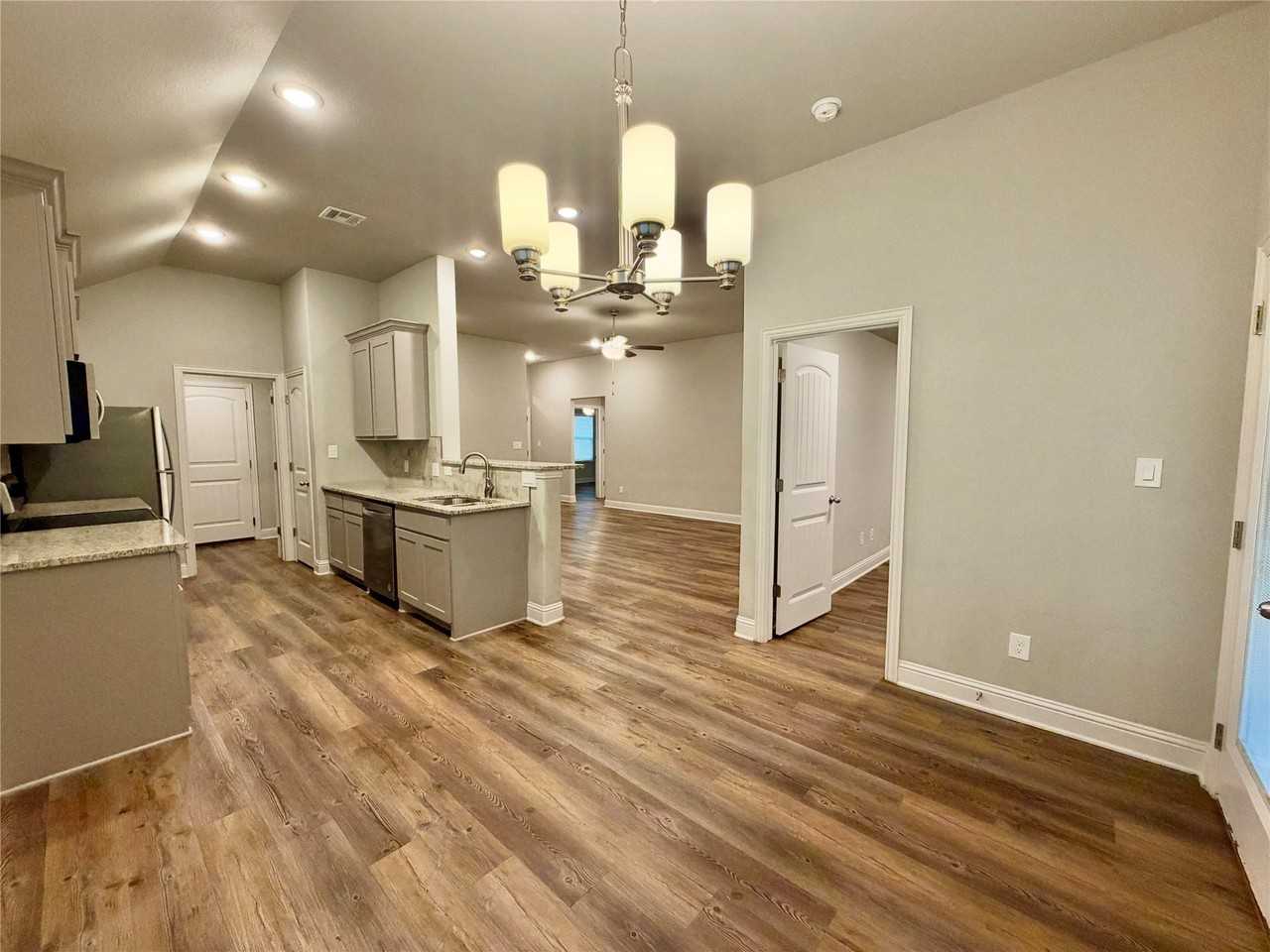 2915 Tulip Dr - Photo 4 of 32
