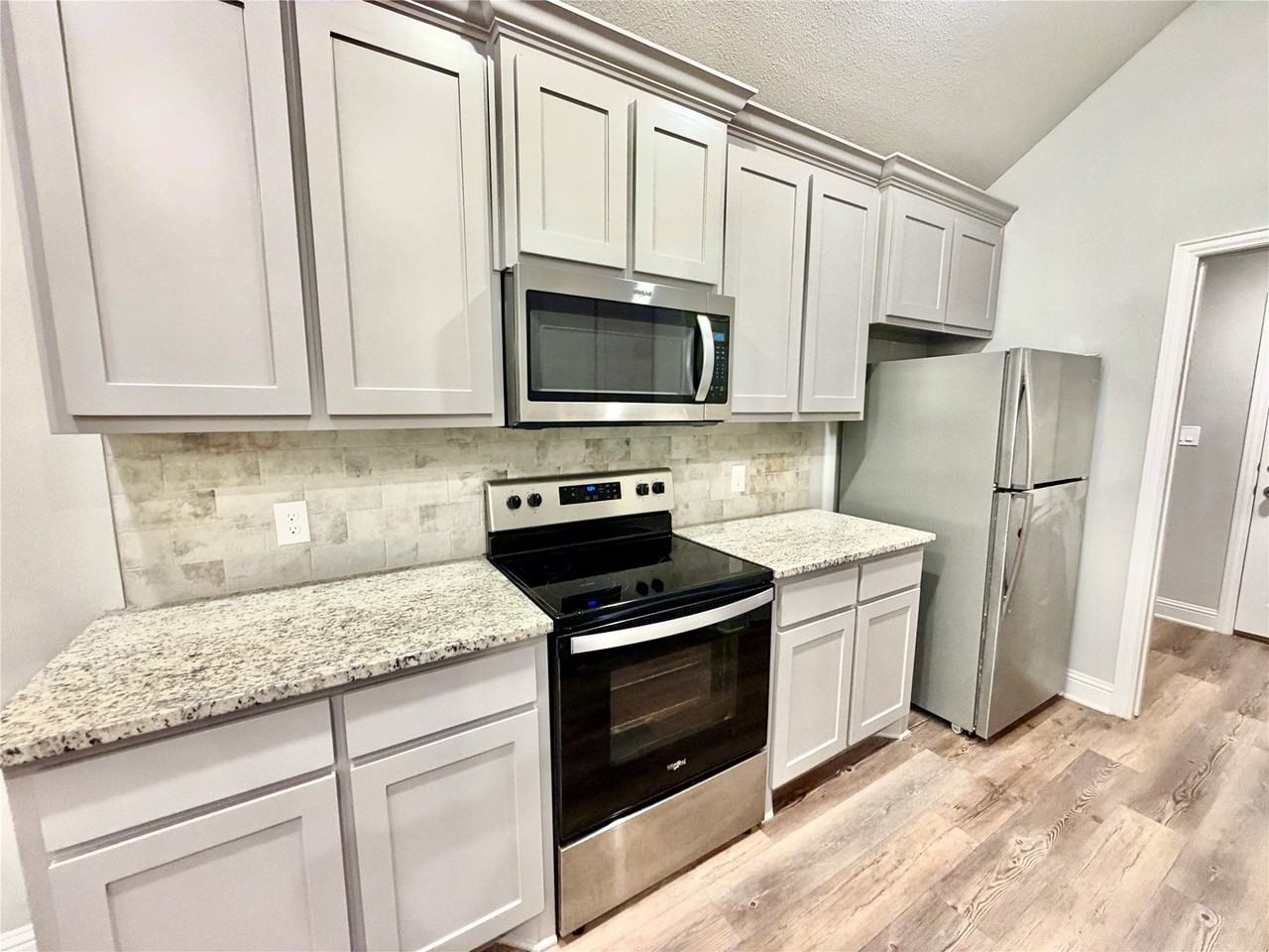 2915 Tulip Dr - Photo 5 of 32