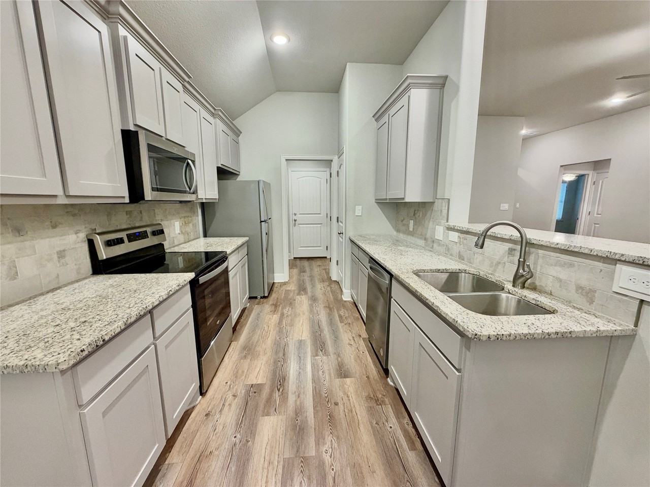 2915 Tulip Dr - Photo 6 of 32
