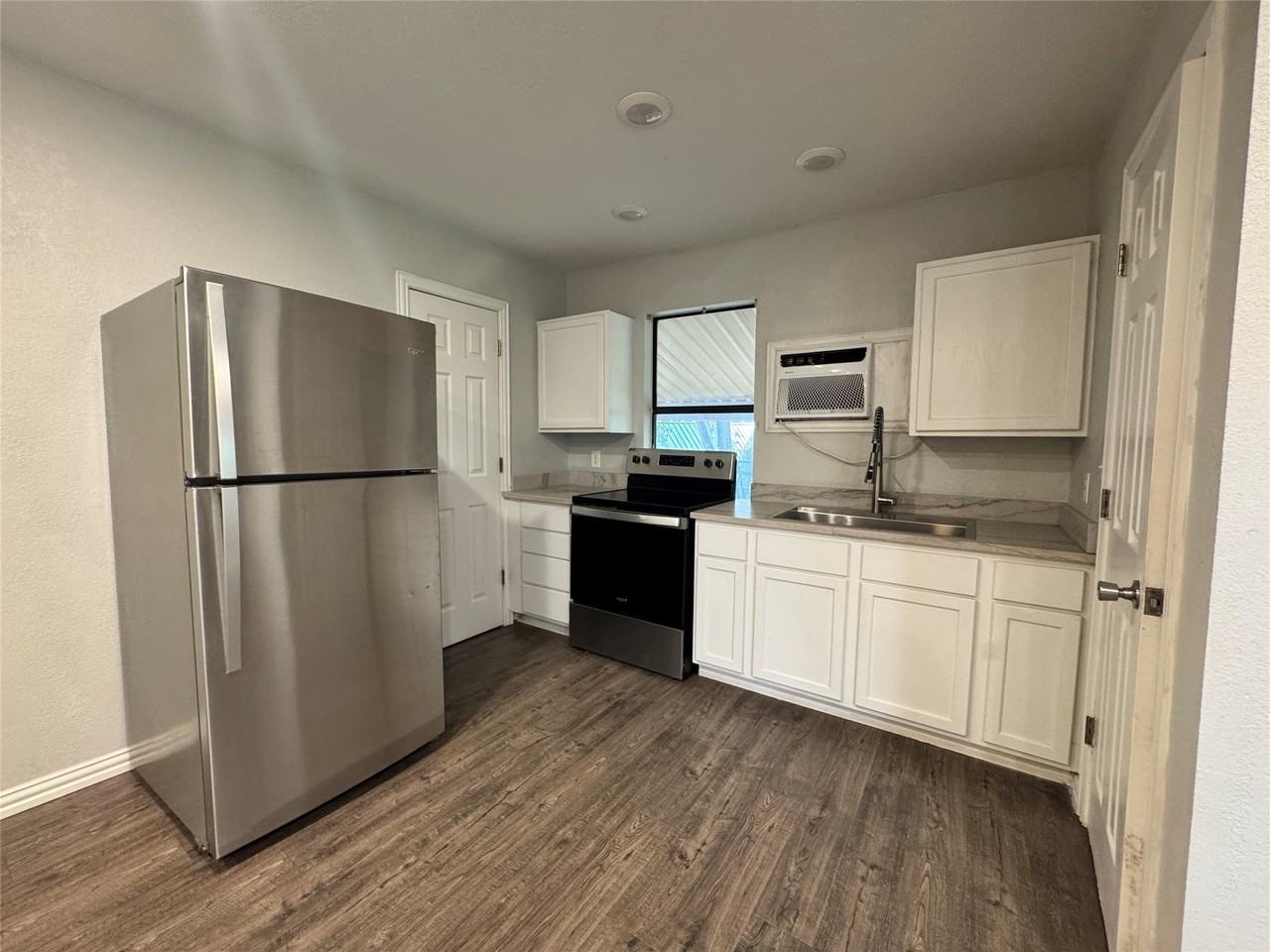 4225 Sue Ct - Photo 6 of 12