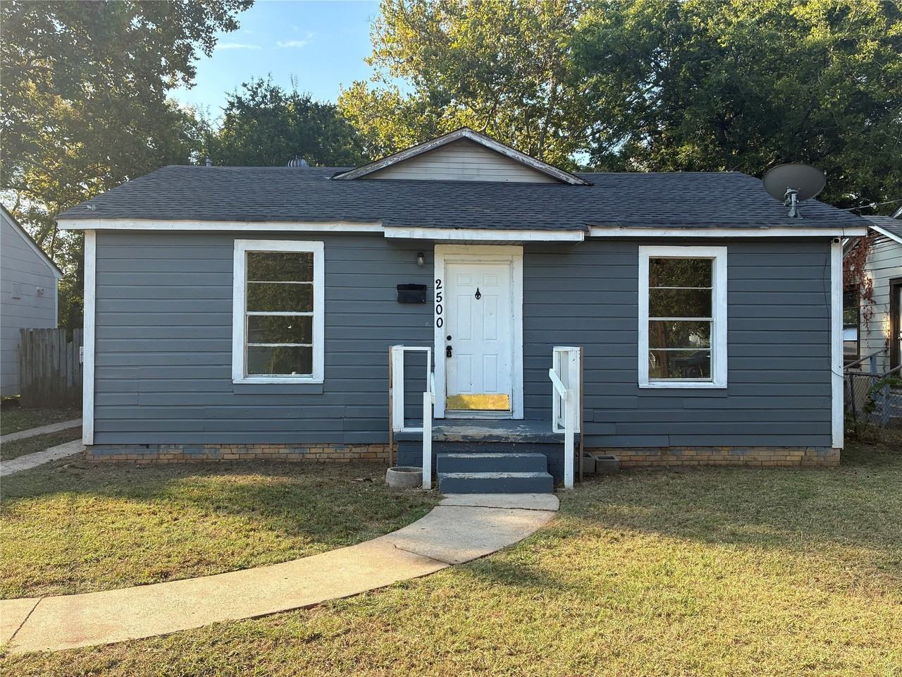 2500 Broadway Dr - Photo 2 of 8