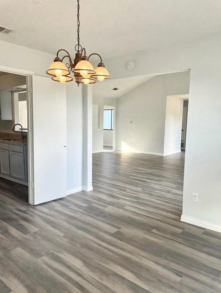 1341 Seabrook Dr - Photo 4 of 14