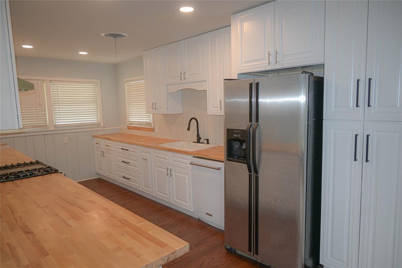 5133 Malinda Ln N - Photo 3 of 20
