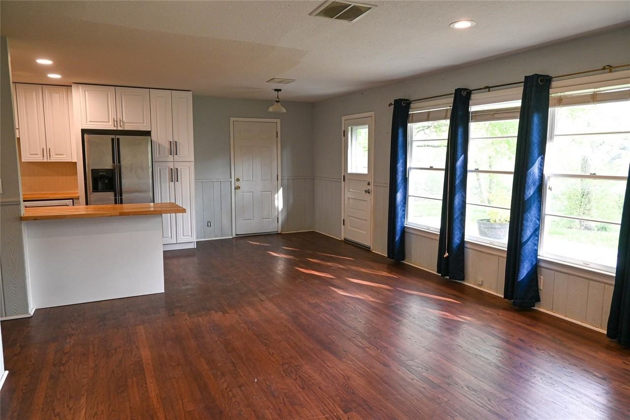 5133 Malinda Ln N - Photo 4 of 20