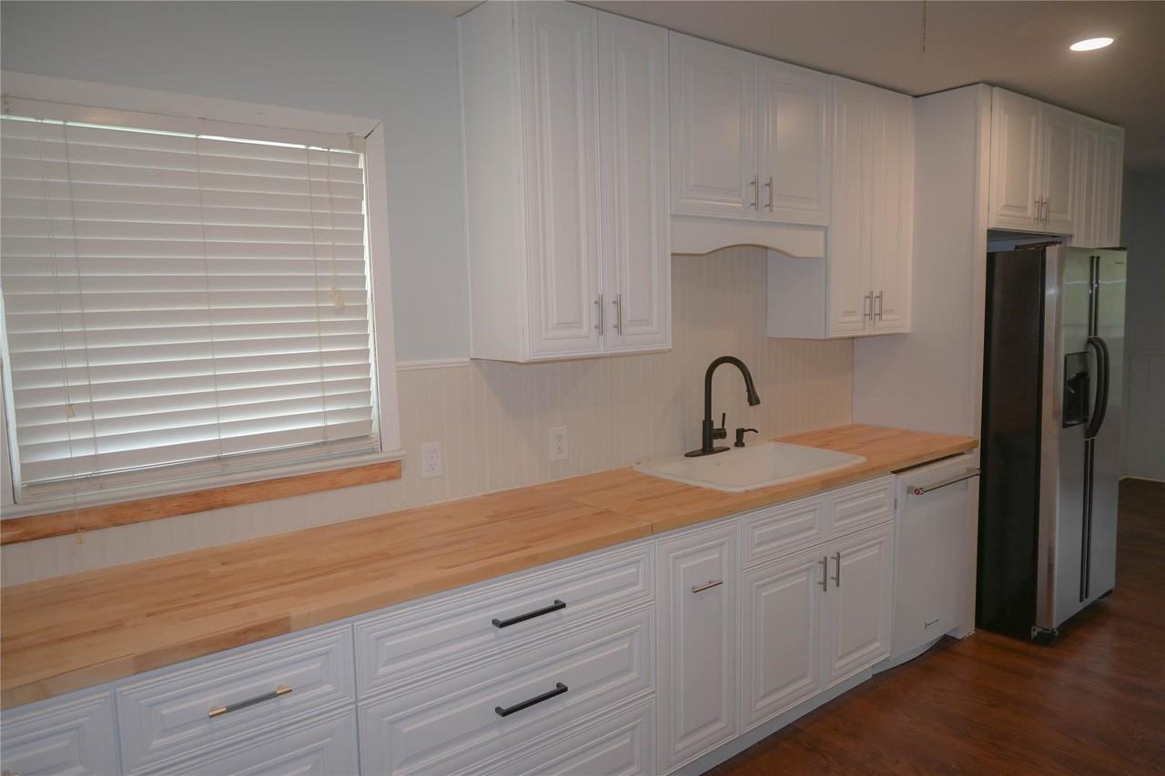 5133 Malinda Ln N - Photo 5 of 20