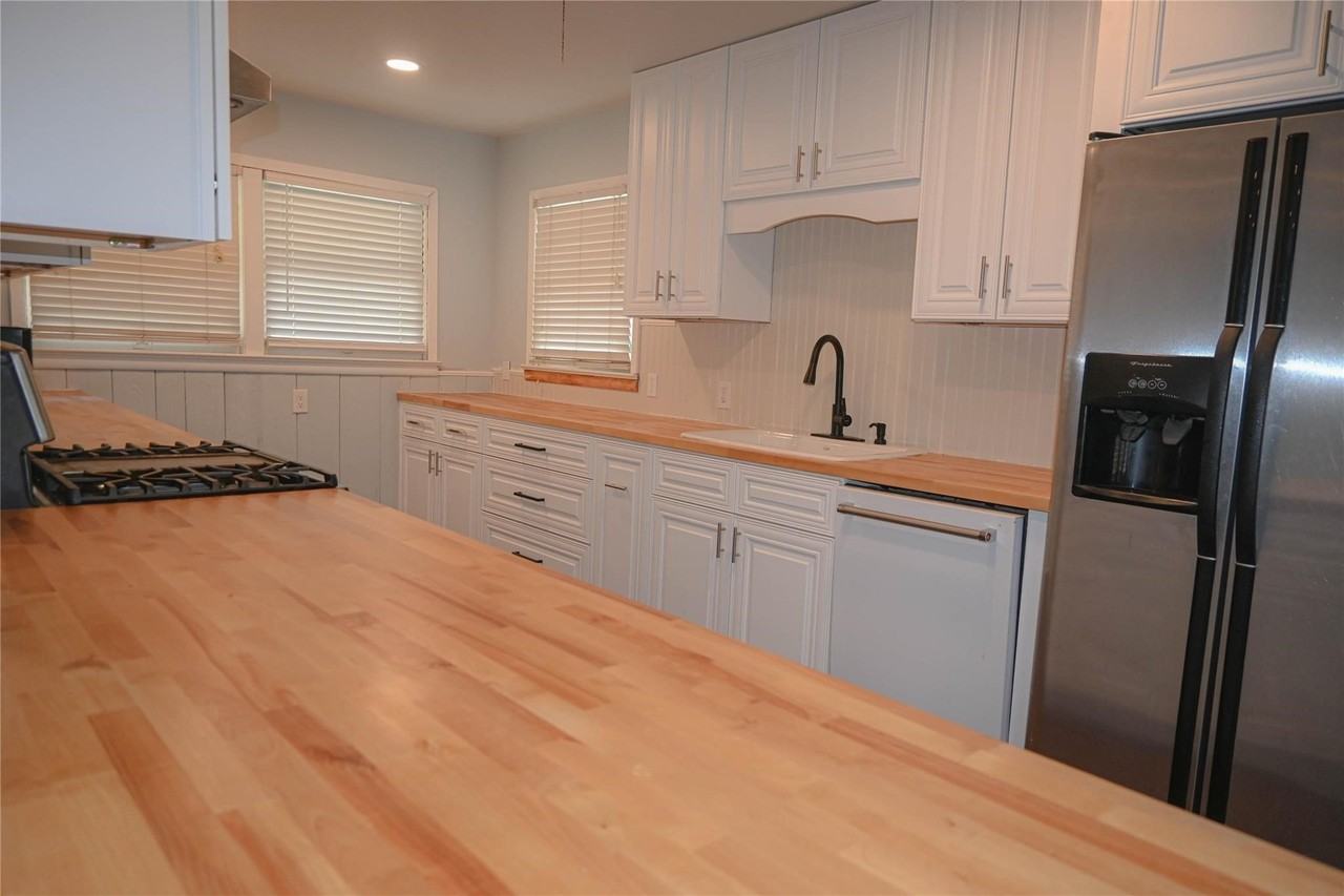 5133 Malinda Ln N - Photo 6 of 20