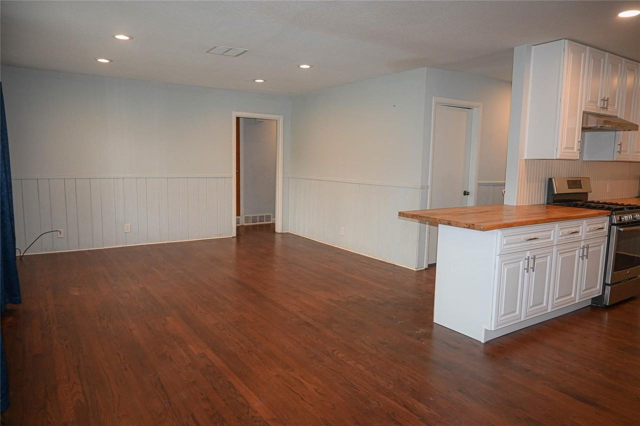 5133 Malinda Ln N - Photo 7 of 20