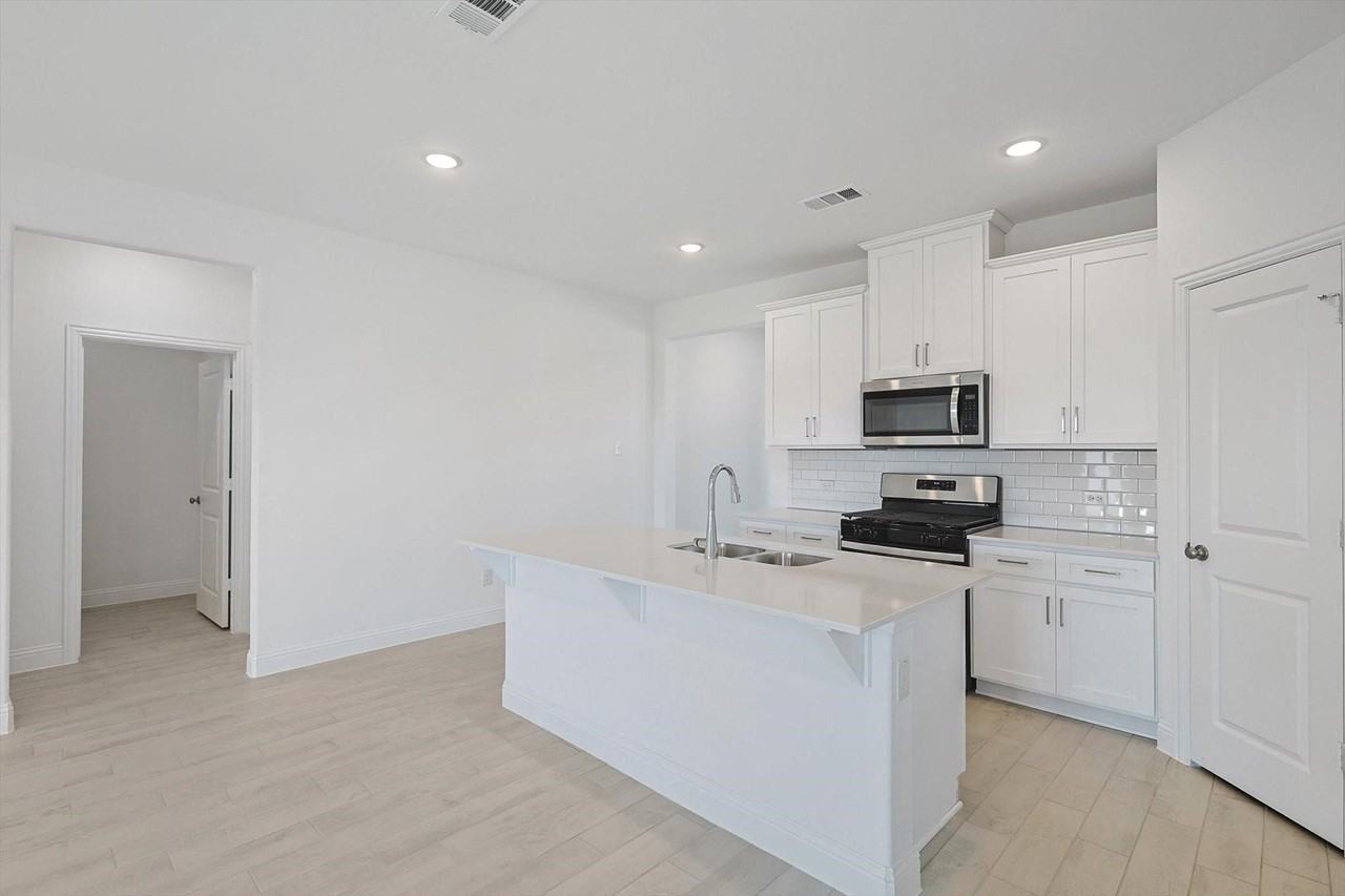 1308 Lavinola Ln - Photo 4 of 20