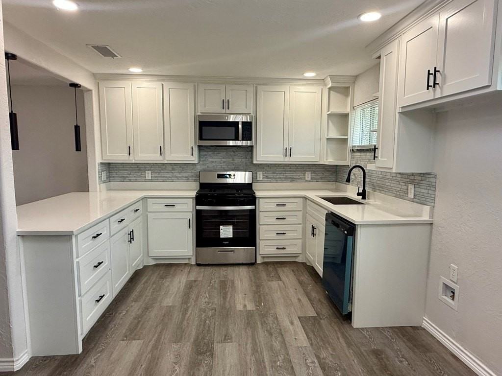 1607 Fargo Ave - Photo 3 of 11