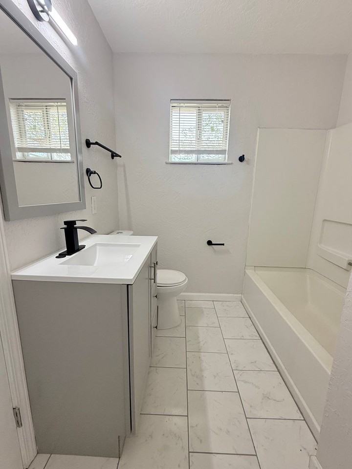 1607 Fargo Ave - Photo 6 of 11