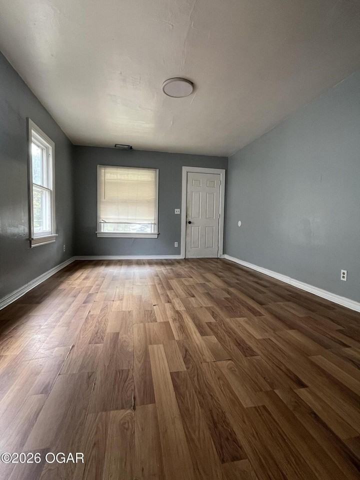 1123 W 5th St - Photo 2 of 13