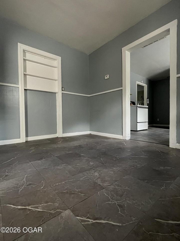 1123 W 5th St - Photo 4 of 13