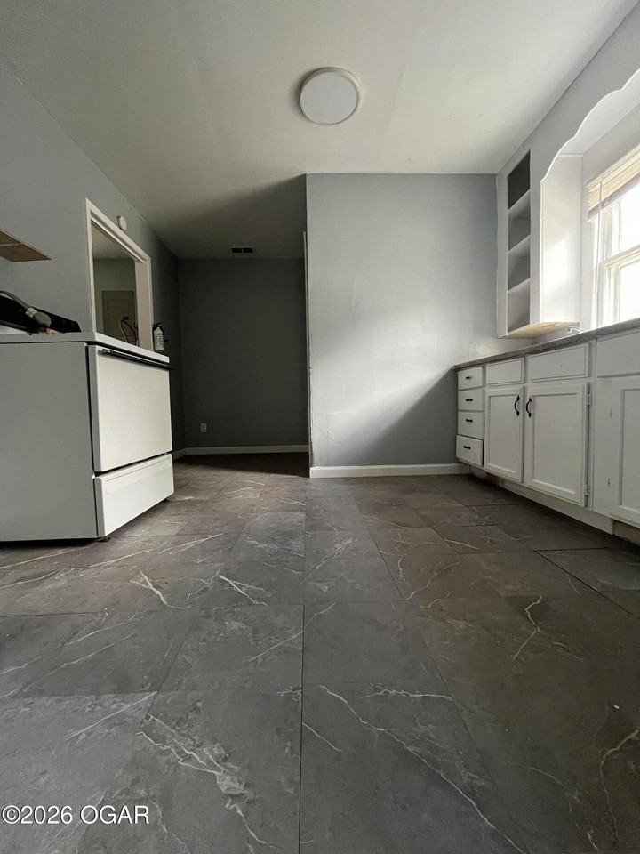 1123 W 5th St - Photo 5 of 13