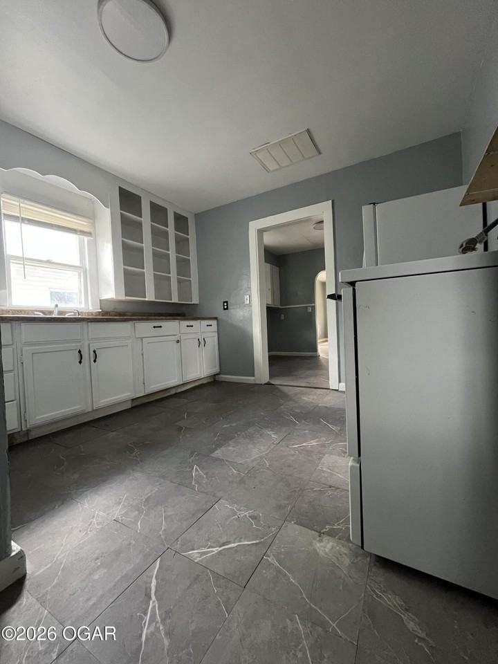 1123 W 5th St - Photo 6 of 13