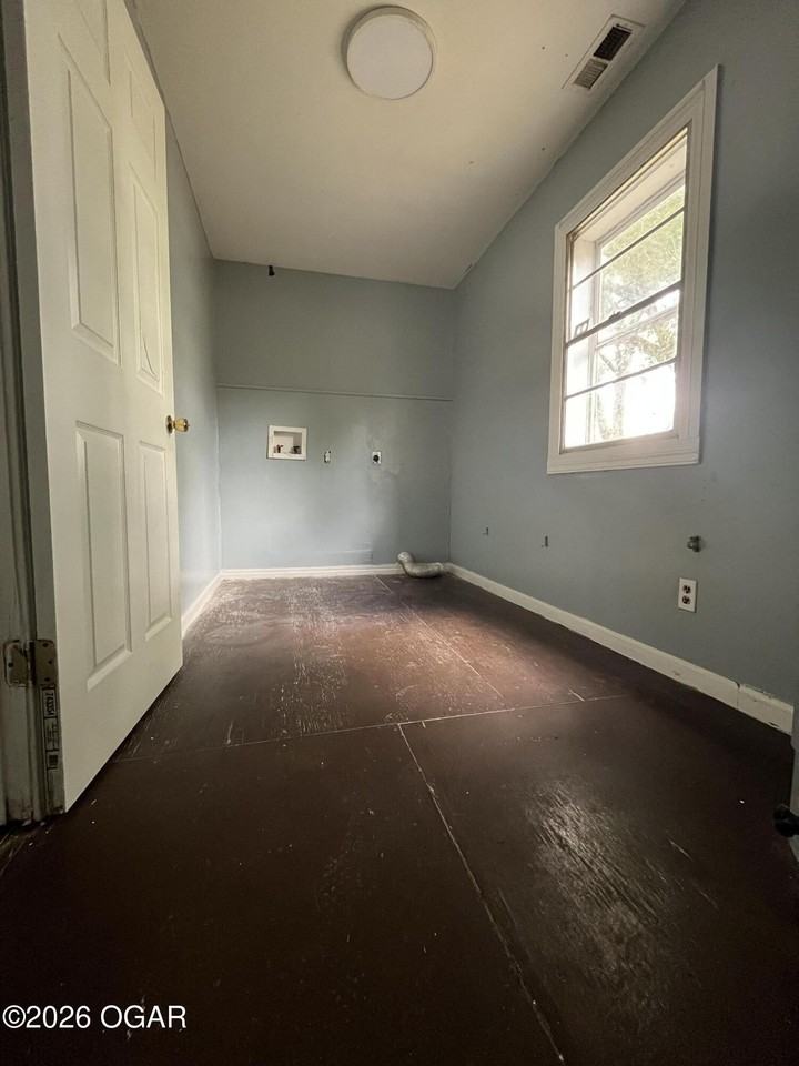 1123 W 5th St - Photo 7 of 13