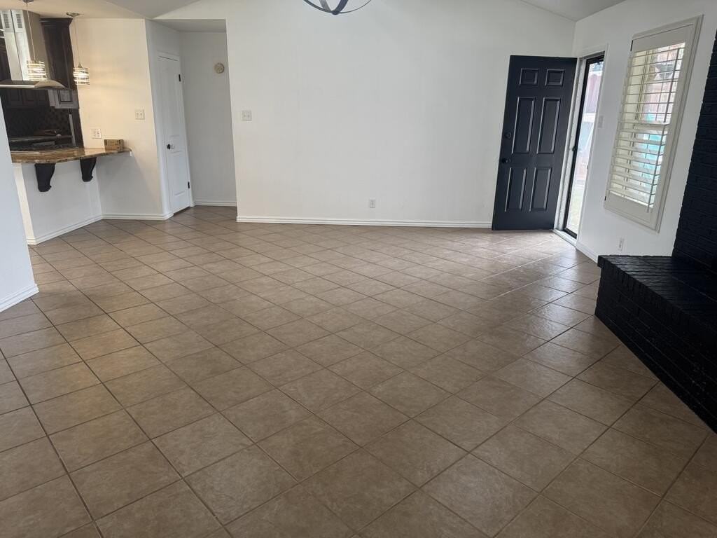 403 Crenshaw Dr - Photo 4 of 27