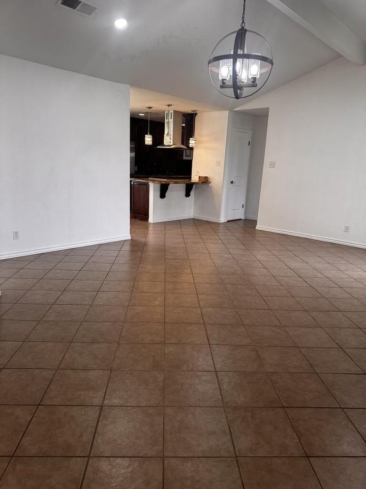 403 Crenshaw Dr - Photo 5 of 27