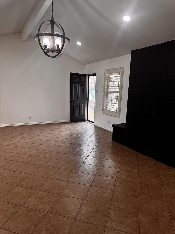 403 Crenshaw Dr - Photo 6 of 27