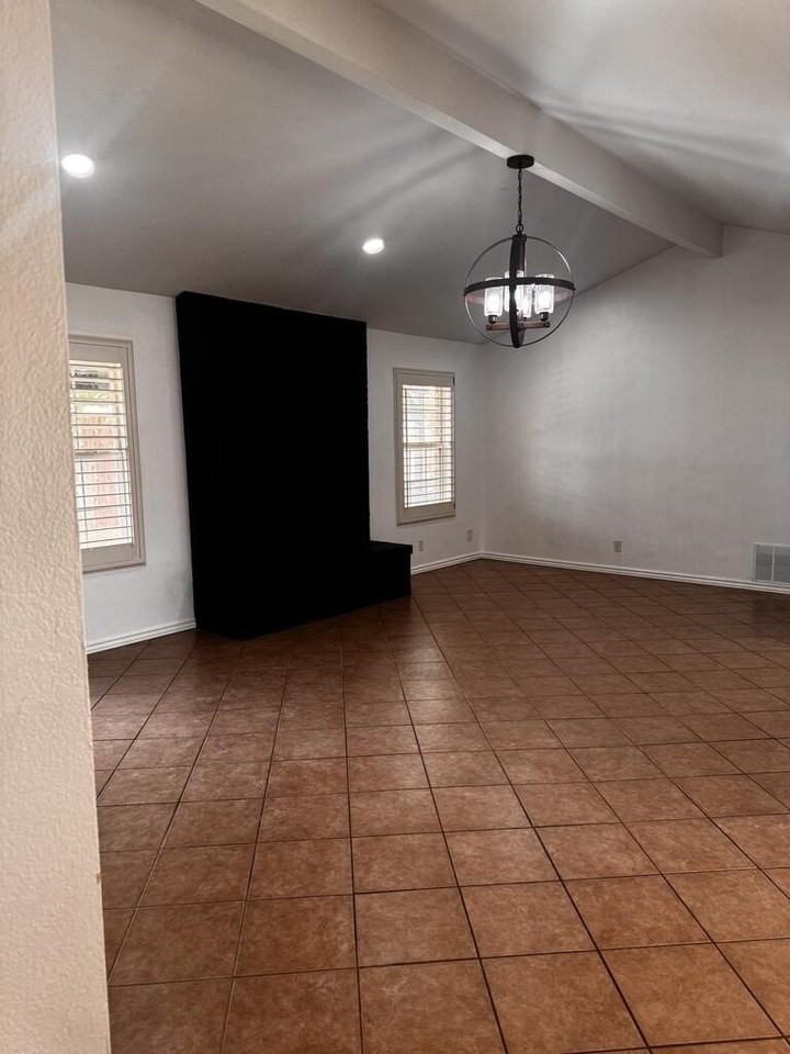 403 Crenshaw Dr - Photo 7 of 27