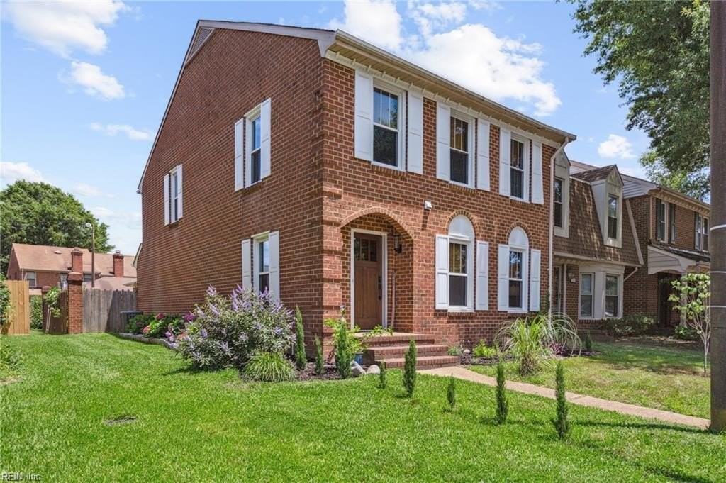 1028 Tottenham Ln - Photo 2 of 41