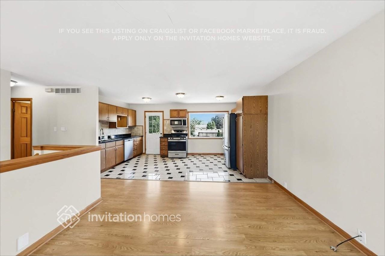 327 Hemlock Ave - Photo 6 of 19