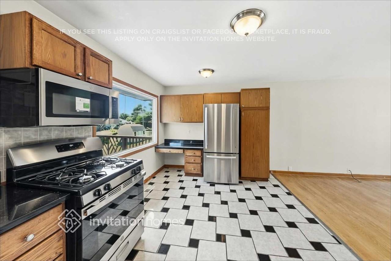 327 Hemlock Ave - Photo 7 of 19