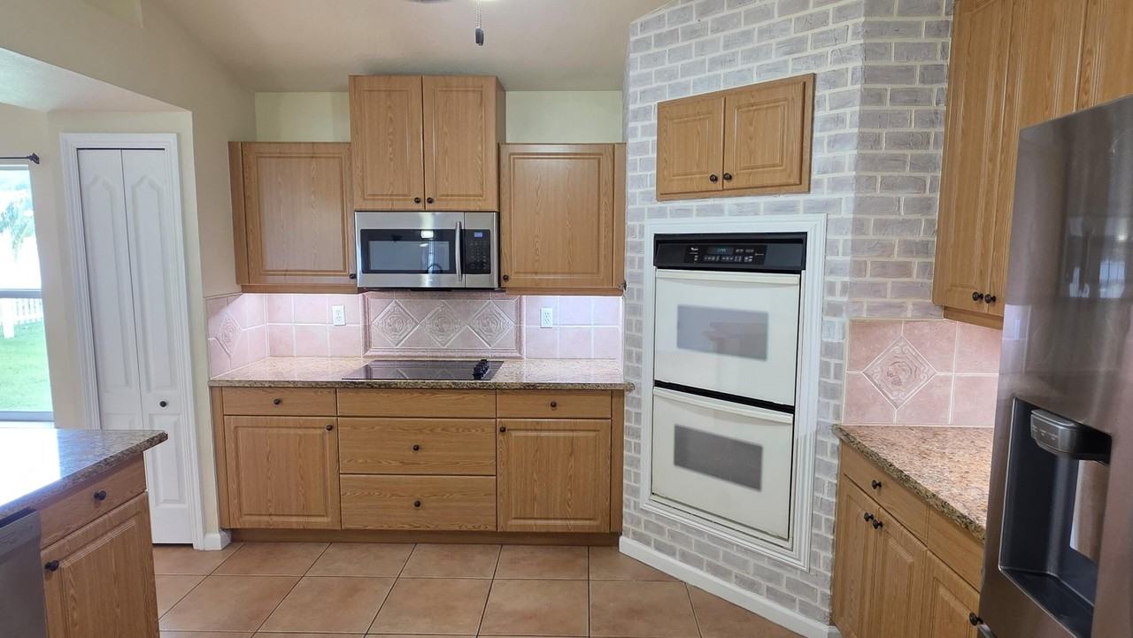 6611 Nw Agnon Ct - Photo 3 of 28