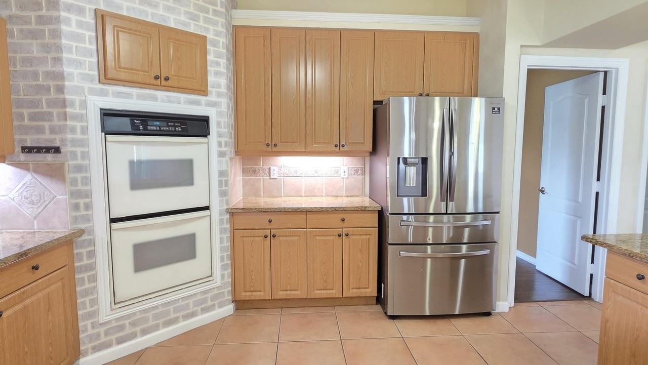 6611 Nw Agnon Ct - Photo 4 of 28