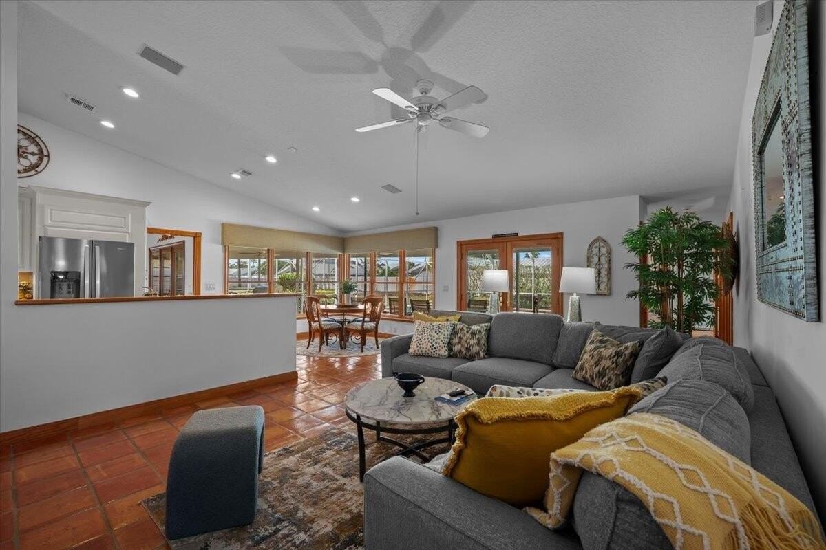 103 Olympus Cir - Photo 5 of 37