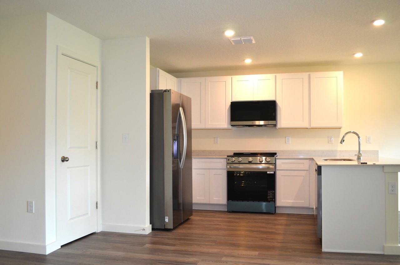8201 Deland Ave - Photo 7 of 30