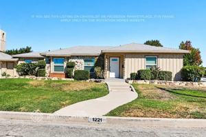 featured image of 1221 E Roosevelt Rd