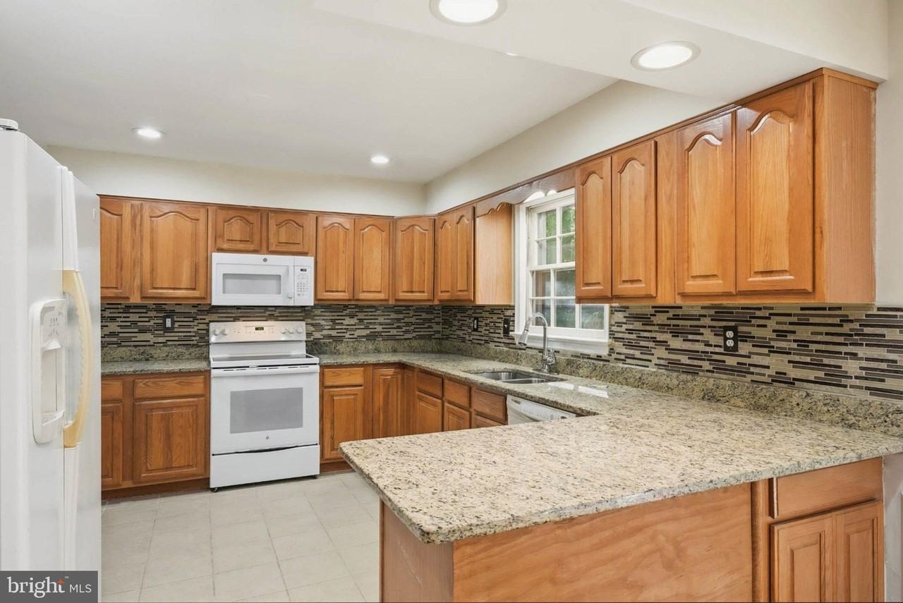 7510 Sanner Rd - Photo 6 of 37