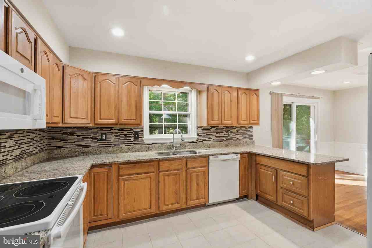 7510 Sanner Rd - Photo 7 of 37