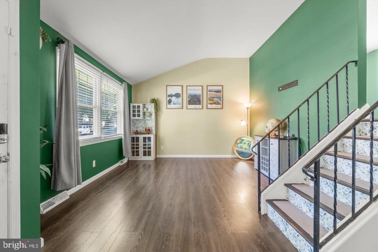 406 Memorial Ave - Photo 3 of 23