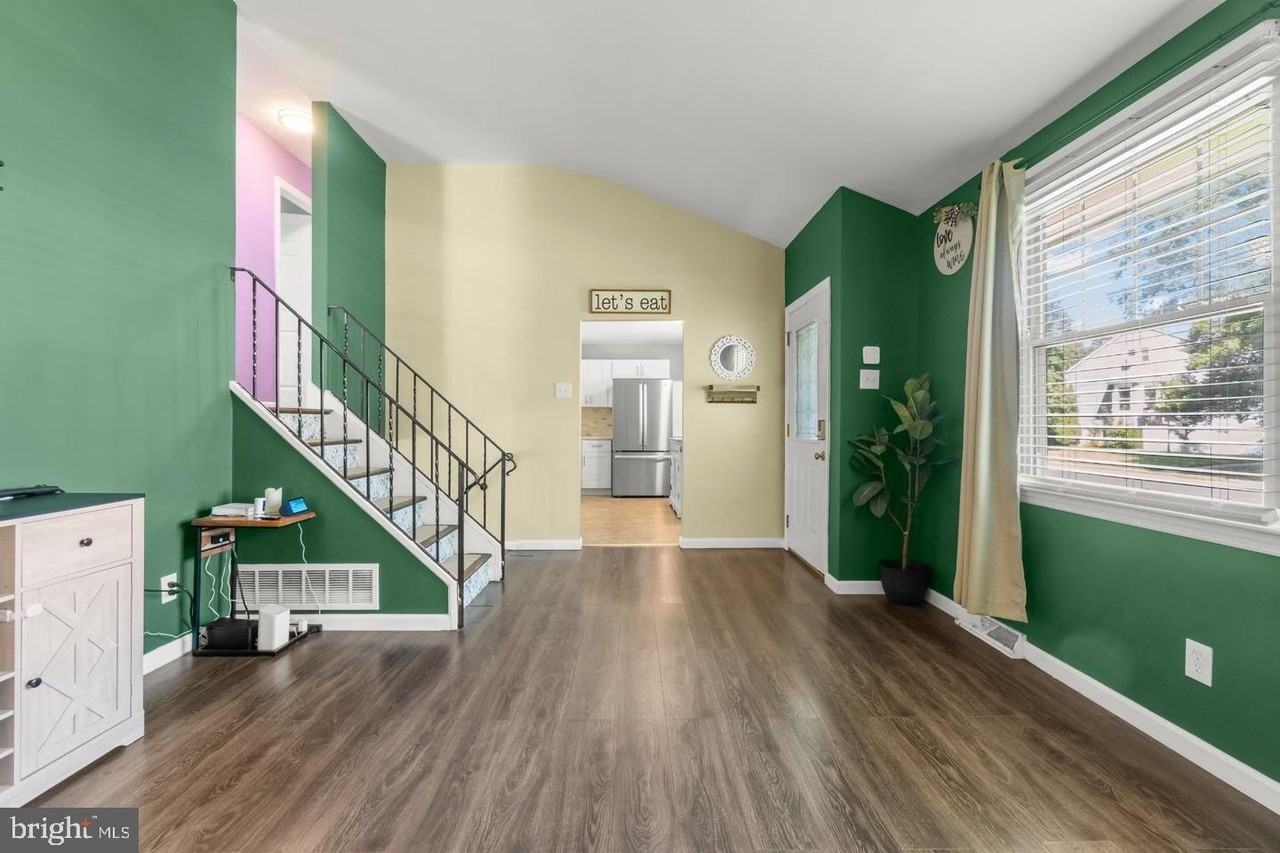 406 Memorial Ave - Photo 4 of 23